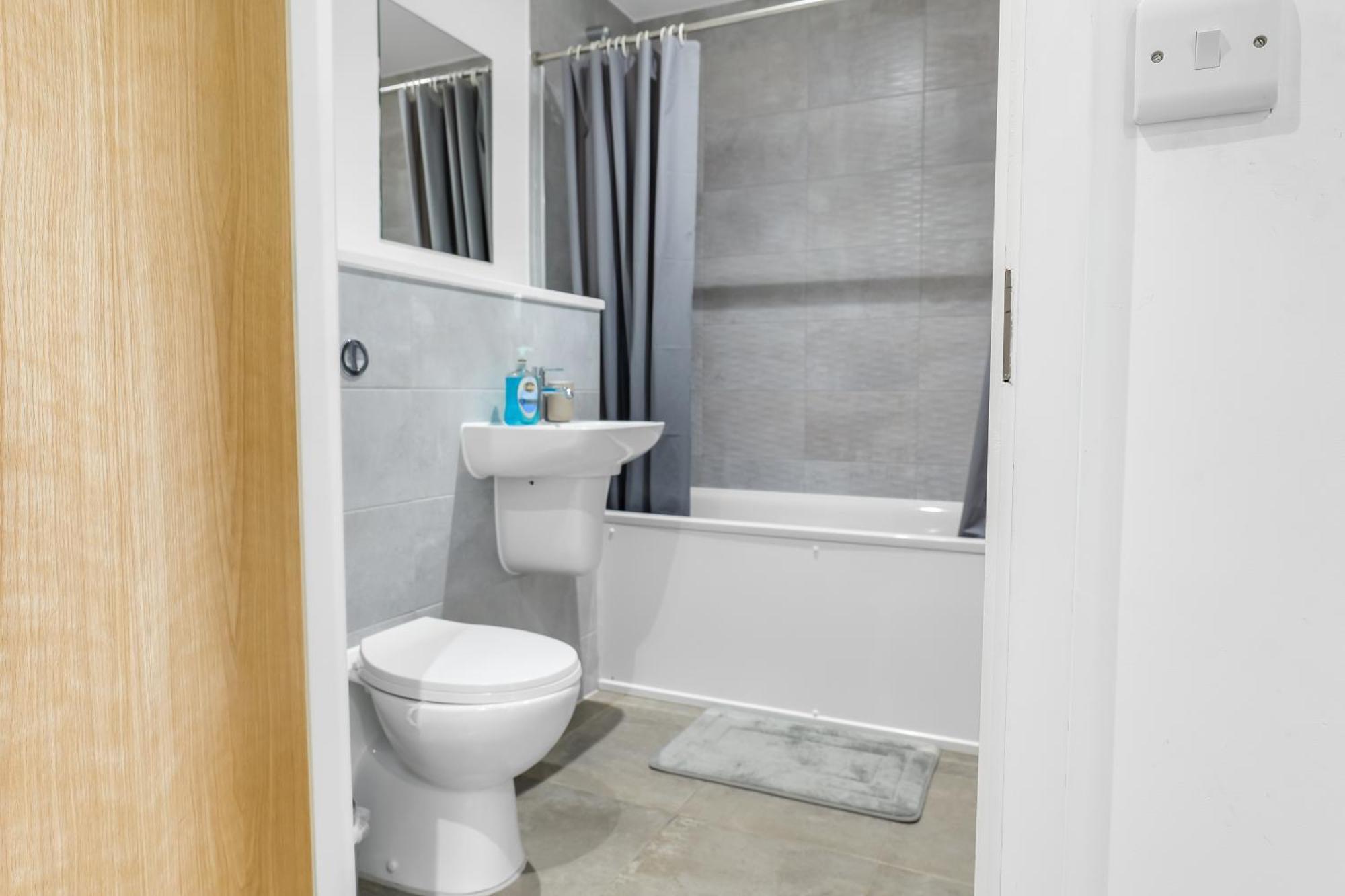 High Rise 2 Bedroom & 2 Bath Apartment With Parking, Balcony & Amazing View Manchester Dış mekan fotoğraf